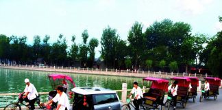 Ricsa (rickshaw sau trishaw) – un vehicul pe trei roti folosit pentru transport