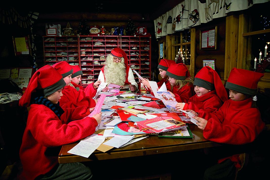 Mos Craciun si elfii citind scrisorile copiilor
