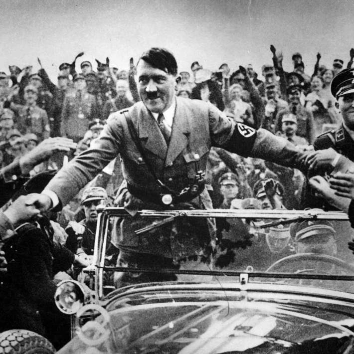 Adolf Hitler intampinat de multime, Foto: endzog.wordpress.com