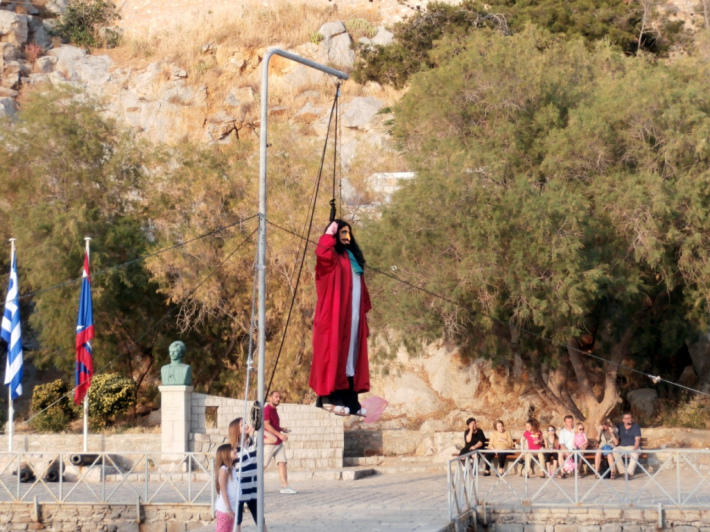 Arderea lui Iuda, obicei de Paste in Grecia, Foto: hydraislandgreece.com