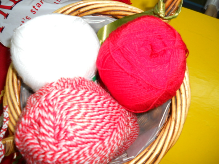Ate necesare pentru confectionarea snurului de Martisor, Foto: volunteeringthroughgenerations.wordpress.com