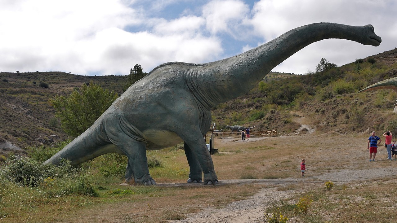 Descoperă modul de viață și caracteristicile Sauropodelor, a dinozaurilor giganți erbivori din Cretacic!