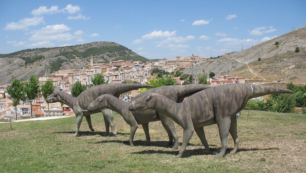 Dinozaurul Iguanodon, o șopârlă iguană din era Mezozoică Dinozaurul Iguanodon, o șopârlă iguană din era Mezozoică