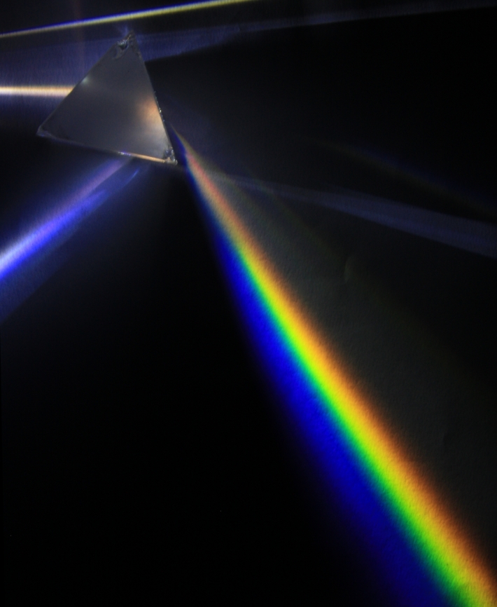 Experiment: dispersie de lumina a unei lampi cu vapori de mercur cu o prisma de sticla, Autor: D-Kuru, Foto: en.wikipedia.org