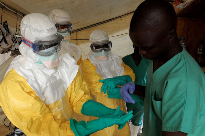 Medici consultand pacienti suspecti cu Ebola, Foto: ehowzit.co.za