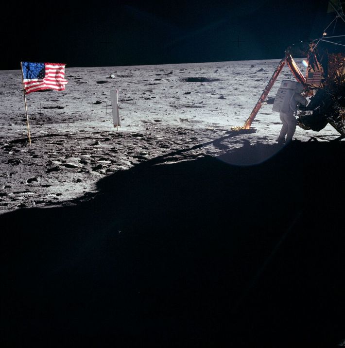 Neil Armstrong si steagul Americii pe Luna, Foto: en.wikipedia.org