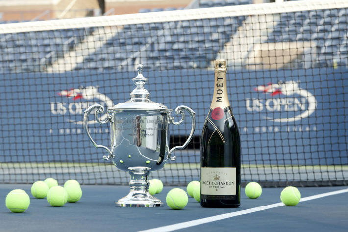 Cupa si sampanie pentru a celebra victoria la tenis, Foto: the-tennis-freaks.com