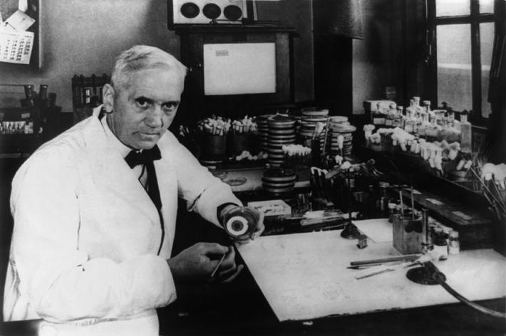 Alexander Fleming in laborator, Foto: bornonthesameday.wordpress.com