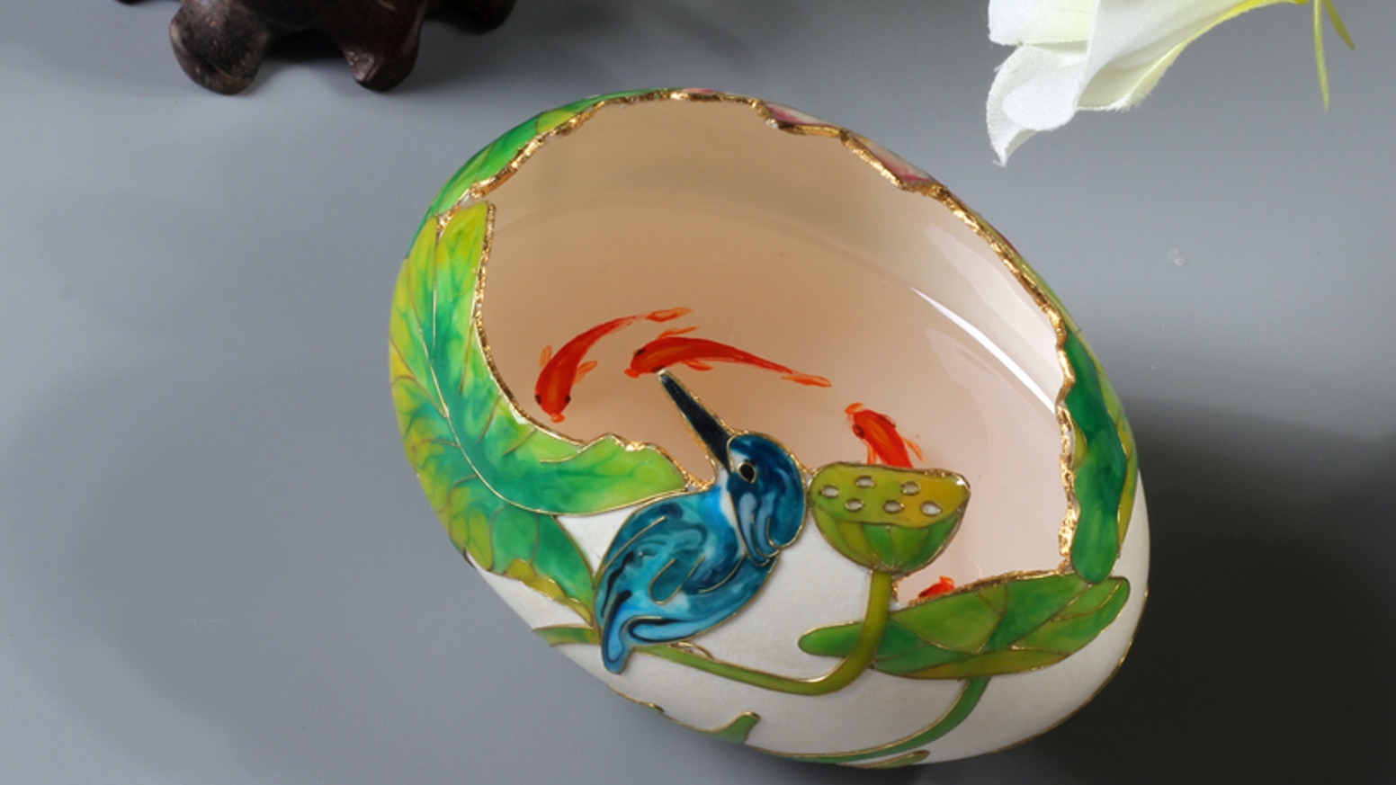 Sculptura in coaja de ou