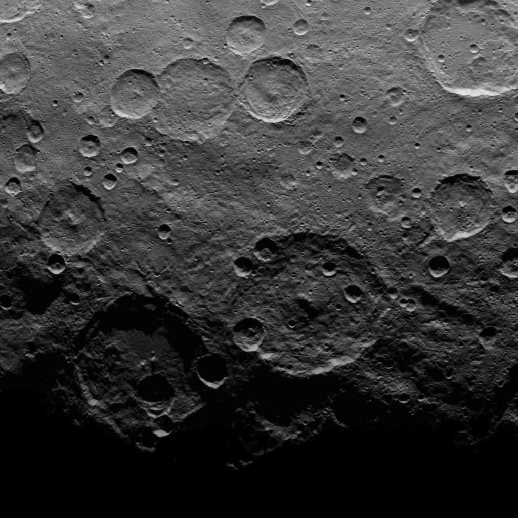 Luna si craterele ei11