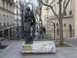 Mihai Eminescu statuia in Paris