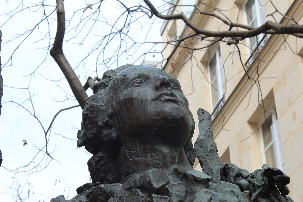 Mihai Eminescu statuia in Paris11