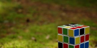 Cubul lui Rubik – inventatorul jocului a avut nevoie de o luna pentru a-l rezolva Cubul Rubik
