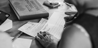 Forme greșite ale unor cuvinte uzuale – servici sau serviciu, piuneză sau pioneză, mostră sau monstră, tăntălău sau tontălău etc.