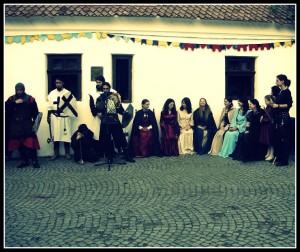 O parte din trupa de reconstituire medievală "Ordinul Cavalerilor Cetaţilor Bârsei"