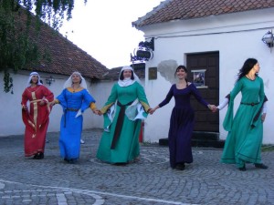 Domniţele Ordinului Cavalerilor Cetăţilor Bârsei prezentând un dans medieval