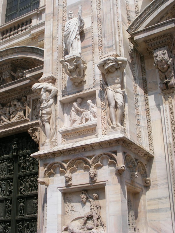 6 milano - detaliu de la intrarea in dom
