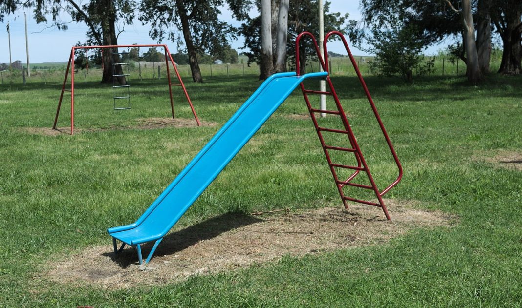 Cum este corect – topogan sau tobogan