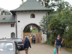 Intrarea în Mânăstirea Prislop 