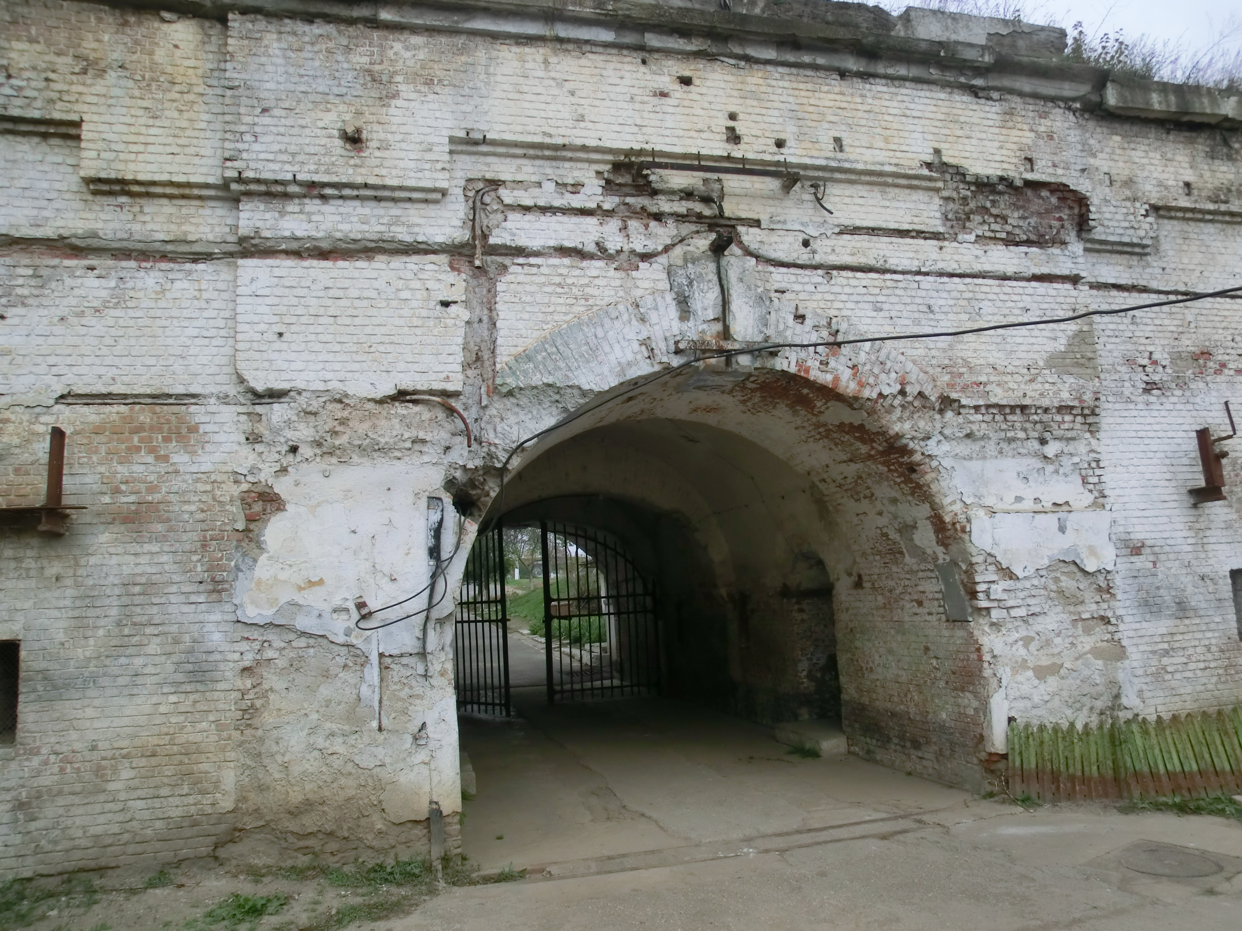 5 - Intrarea in Fortul 13, vazuta din interior - Jilava