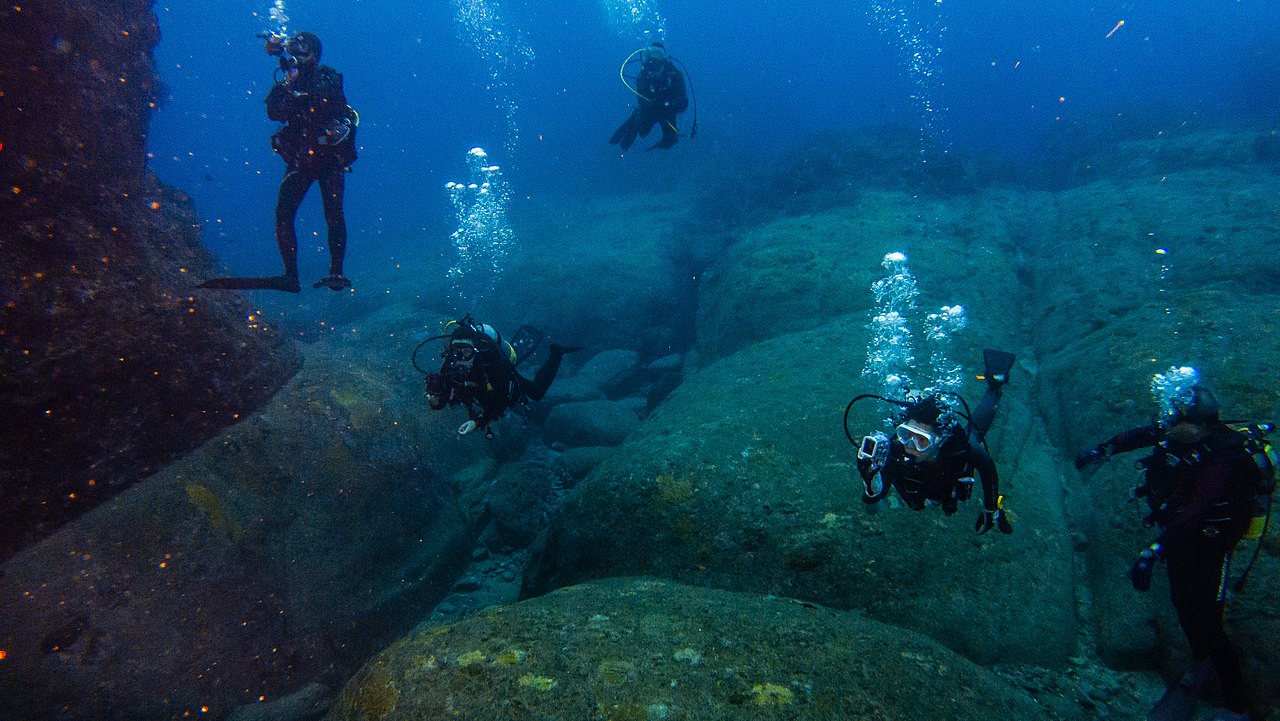 Piramide submarine