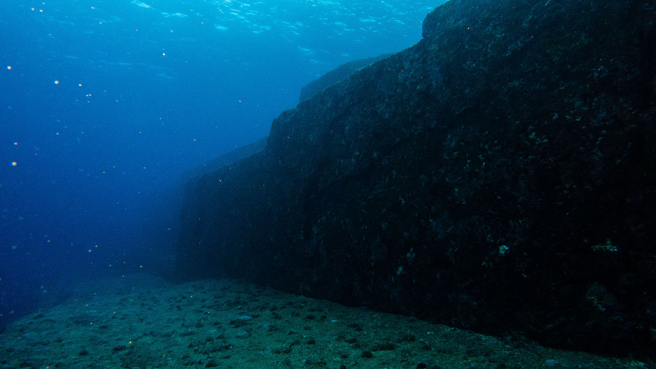 Piramide submarine1