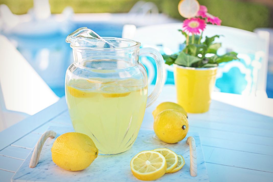 Cum este corect – limonată sau limonadă, citronadă sau sitronadă