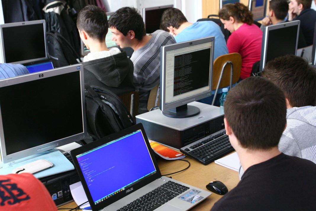 Începuturile informatizării instituţiilor