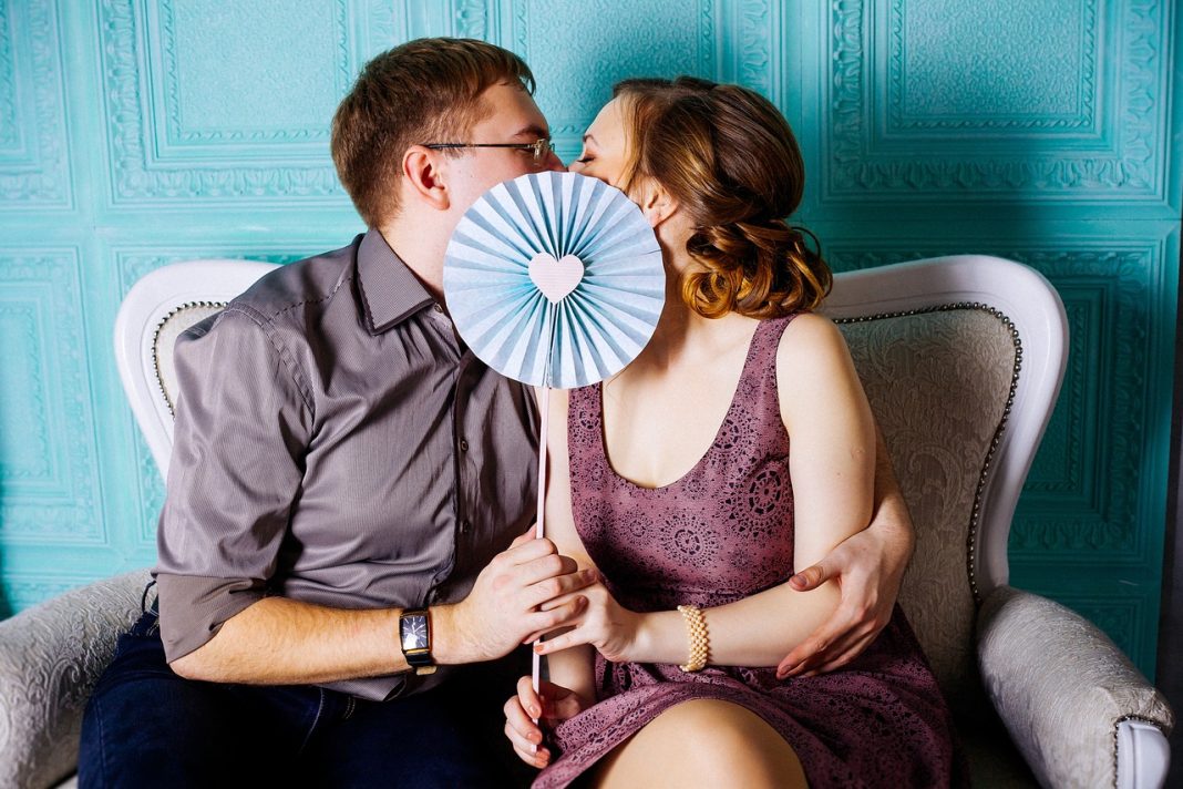 De pe site-uri adunate – a filtra sau a flirta cu cineva De pe site-uri adunate – a filtra sau a flirta cu cineva