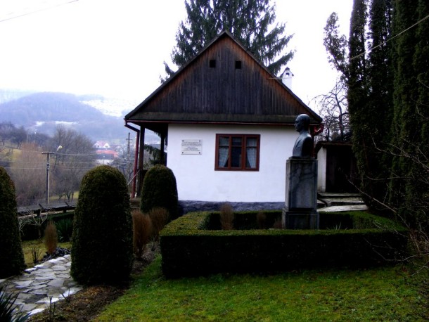 casa exterior cu statuie
