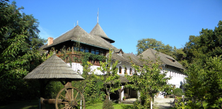 Obiceiuri ciudate în satele din România. Vacanțe cu surprize!