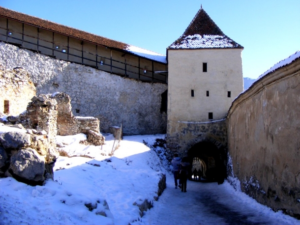 acces in cetatea rasnov