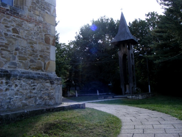 biserica borzesti clopotnita