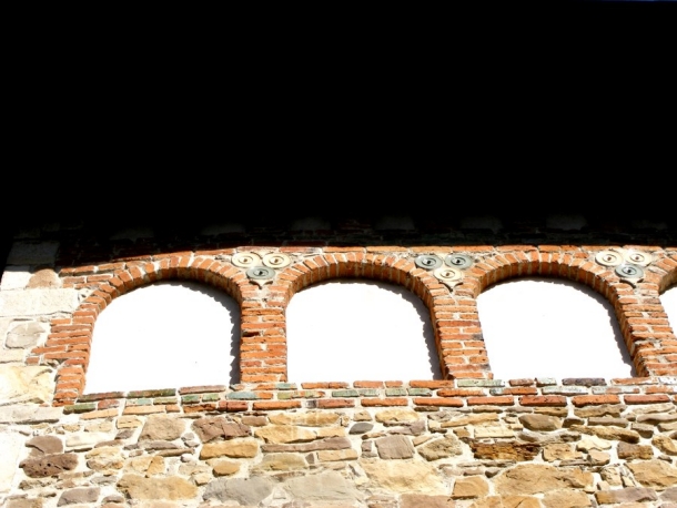 biserica borzesti decoratii exterioare