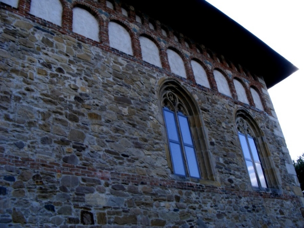biserica borzesti ferestre gotice