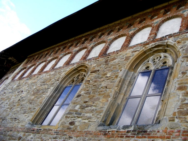 biserica borzesti ferestre rozete