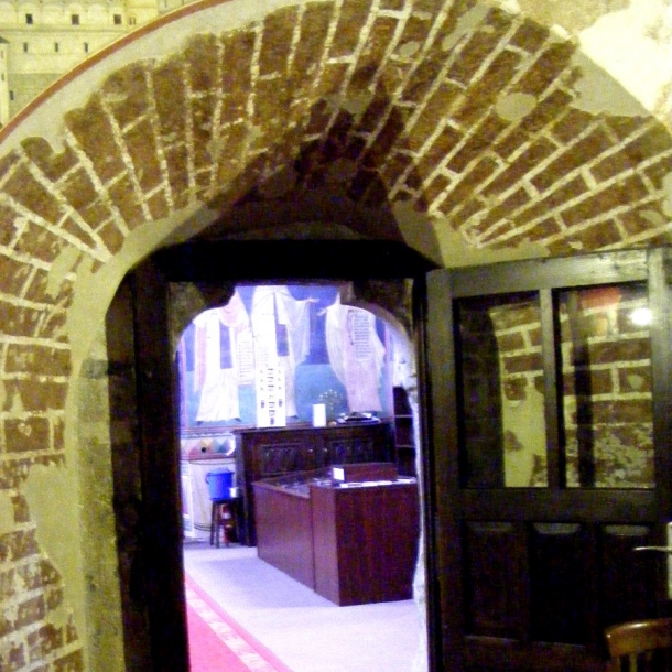 biserica borzesti interior