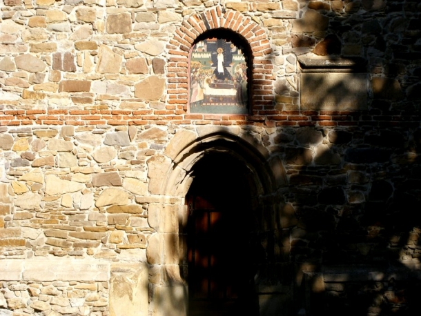 biserica borzesti intrare si hram