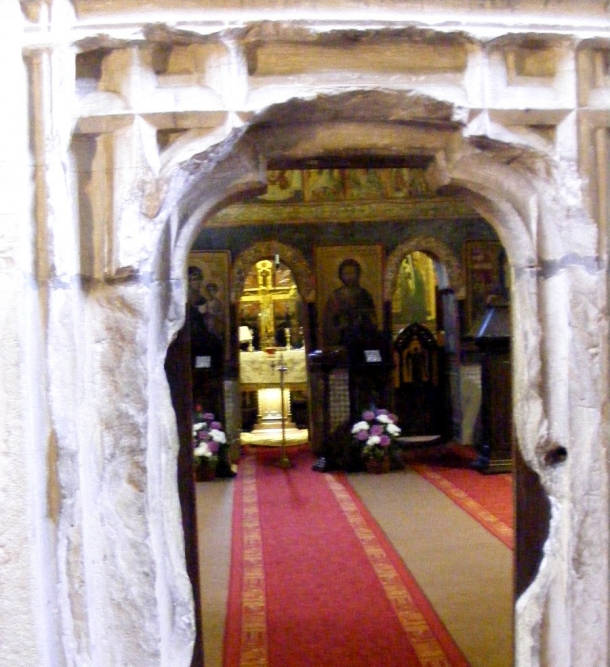 biserica borzesti intre naos si pronaos