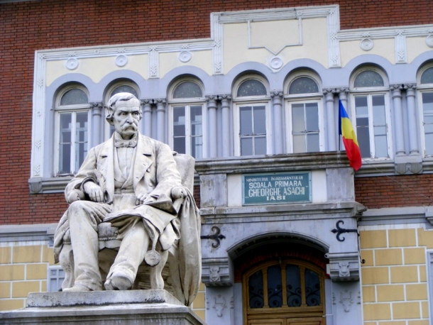 scoala si statuia asachi iasi