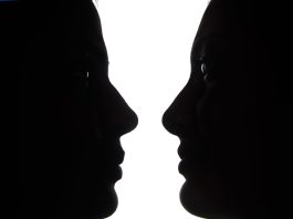 Sensul şi originea expresiilor Taler cu două feţe şi A-şi da arama pe faţă