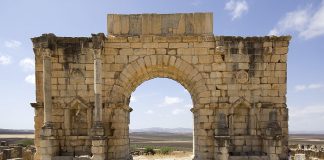Arcul de Triumf din Volubilis – simbol al moștenirii romane în Maroc Arcul de Triumf din Volubilis