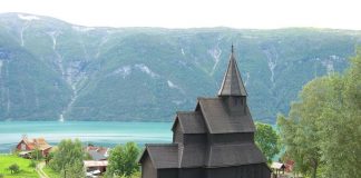 Biserica de lemn Urnes: Obiective turistice Norvegia – Lusterfjord Biserica de lemn Urnes