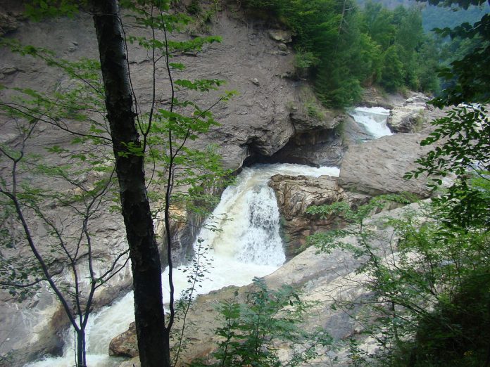 Cascada Putnei Obiective Turistice Vrancea DeÈ™tepÈ›i Ro