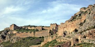 Corintul Antic: orașul-stat al comerțului și mitologiei elene Corintul Antic