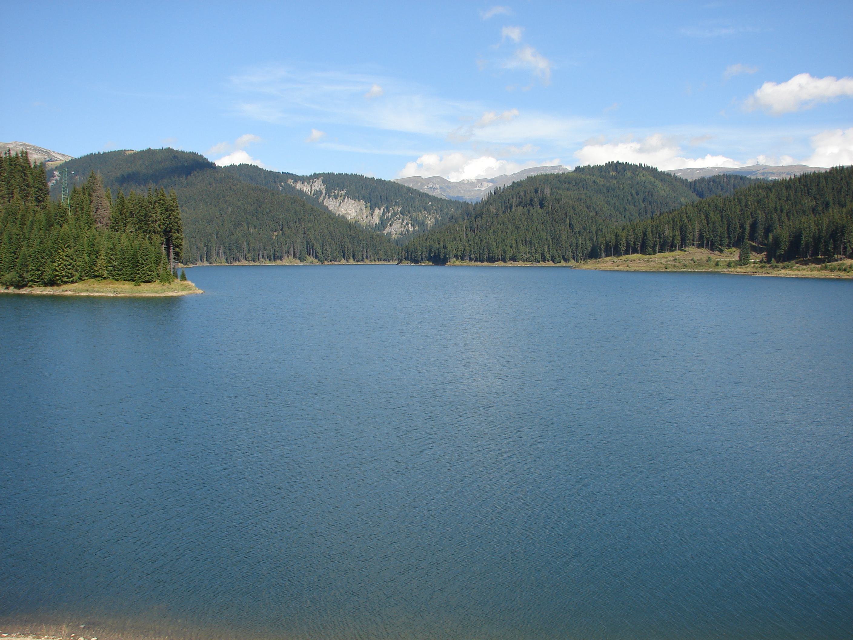 Lacul Bolboci este un lac artificial care a fost cosntruit din piatra de la cariera Podului cu Florile, din Munţii Bucegi.