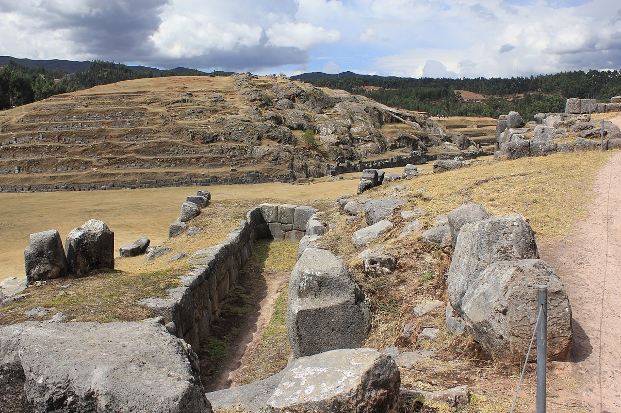 Monumentul din piatra Sacsayhuaman111