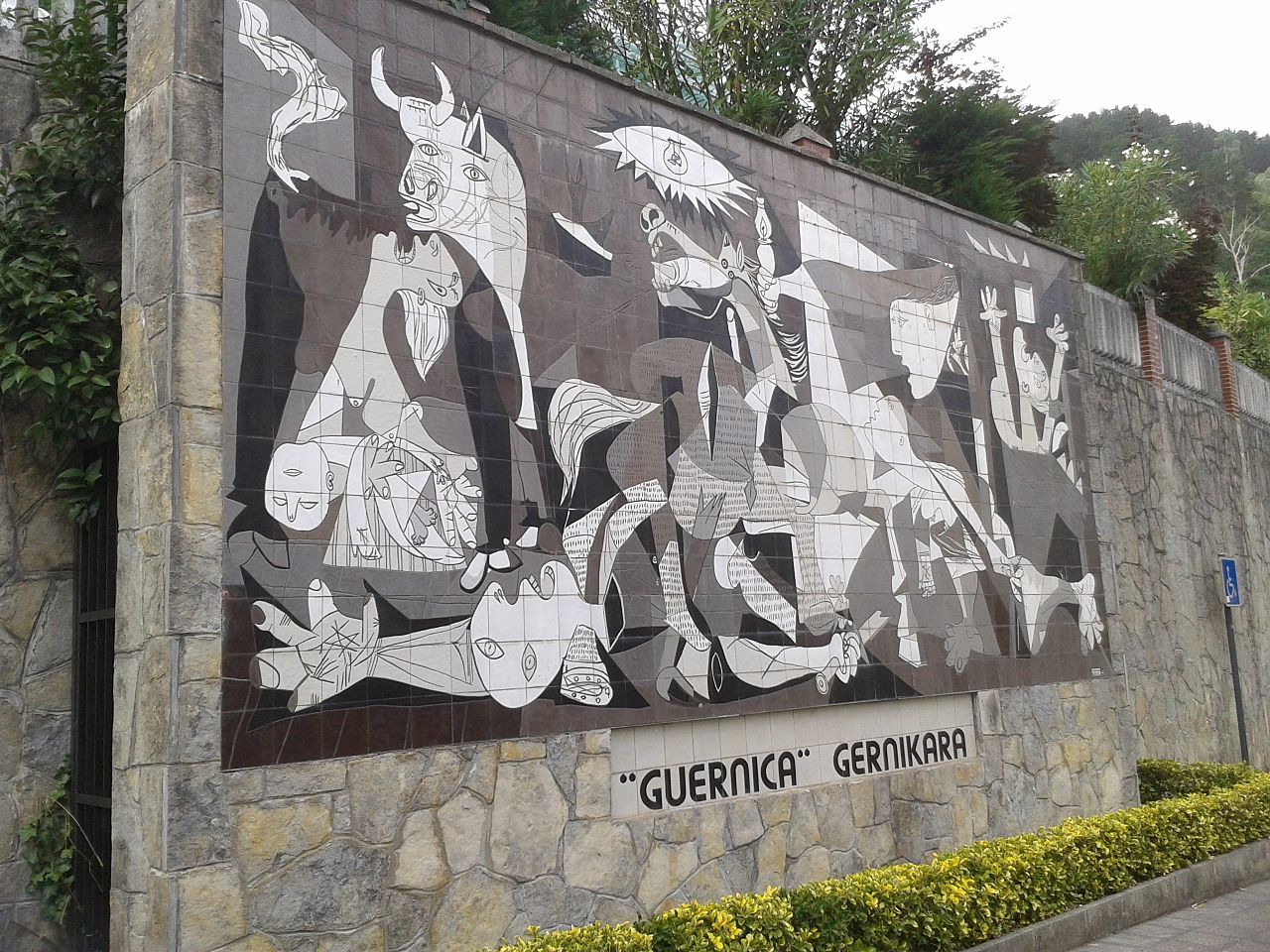Monumentul inchinat pacii din Guernica11