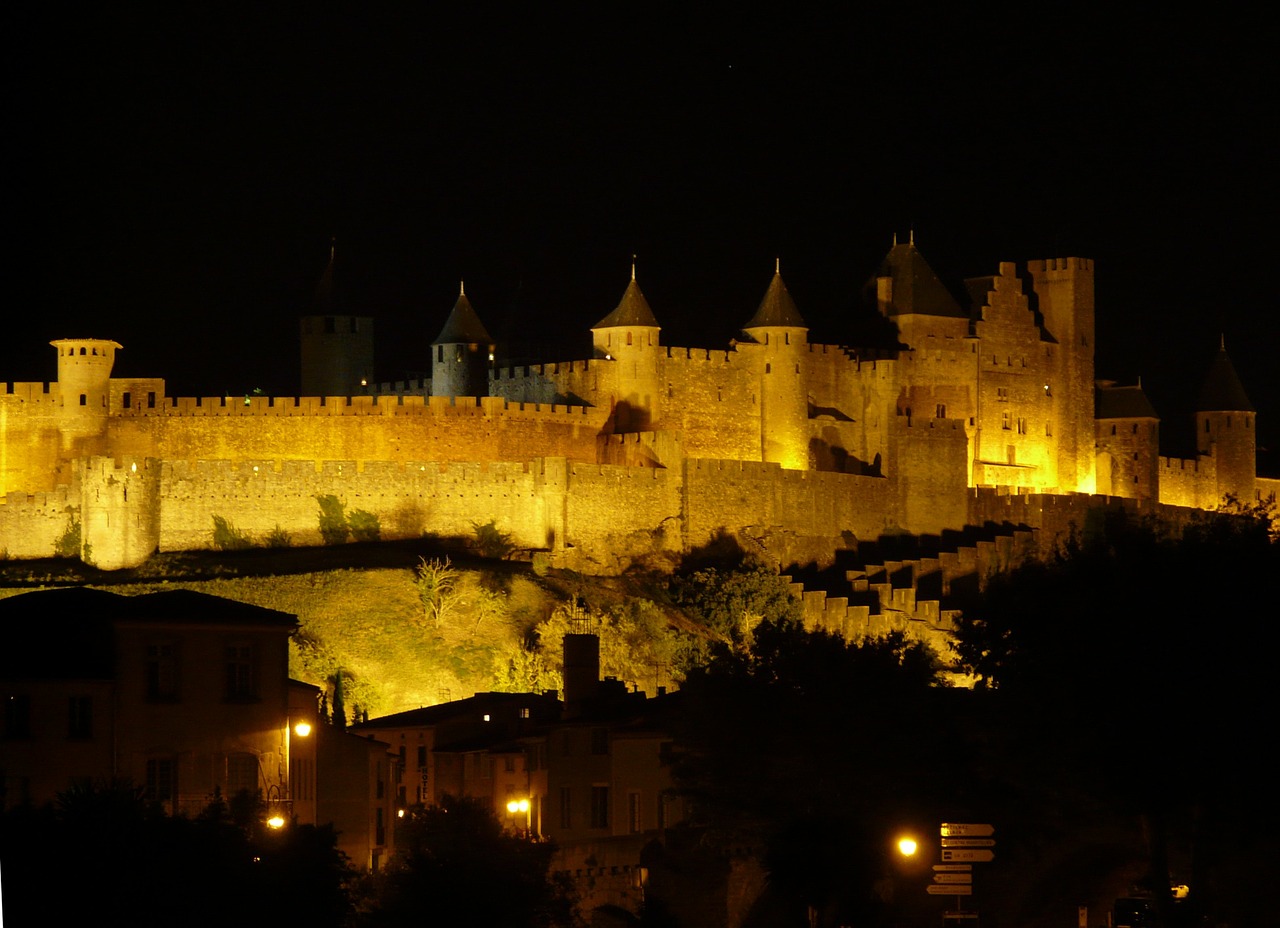 Orasul fortificat Carcassonne pe timpul noptii