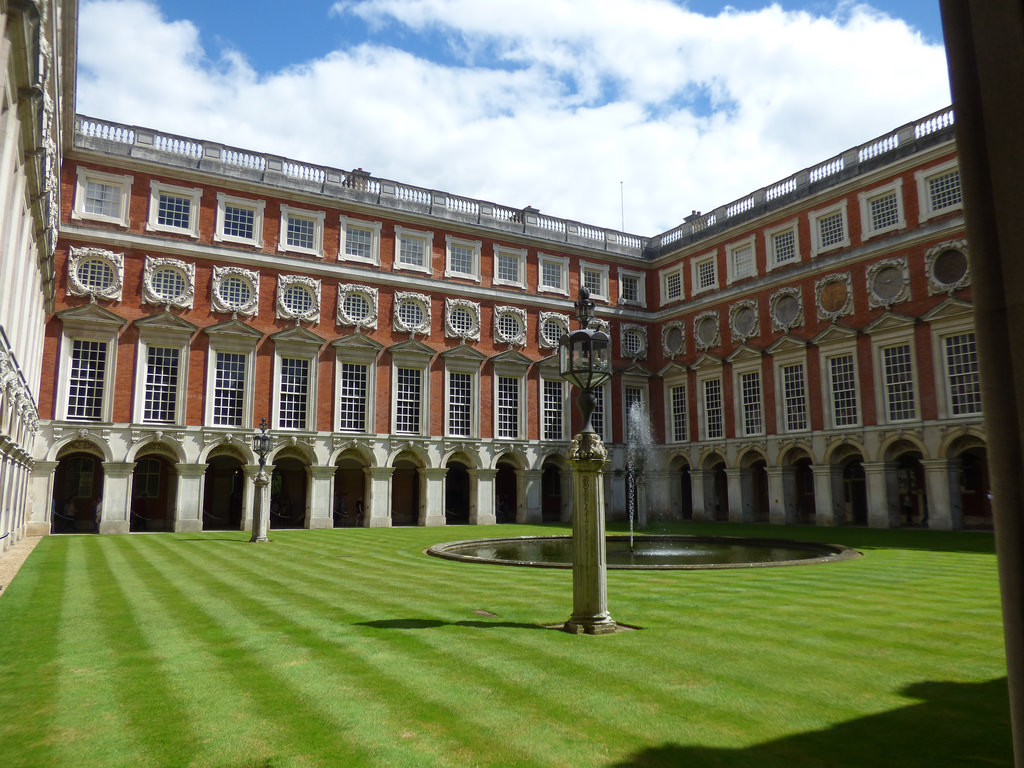 Palatul Hampton Court11